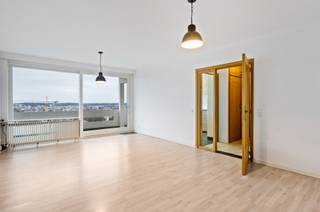 <div><div> <p>Appartement met panoramisch uitzicht.</p><p>Dit aantrekkelijke appartement is gelegen op de 13de verdieping en biedt een indrukwekkend panoramisch uitzicht over de stad. Met een oppervlakte van 80 m² geniet u van een praktische indeling en veel natuurlijk licht, ideaal voor wie graag comfortabel en stijlvol woont. Bij binnenkomst komt u in de inkomhal met vestiaire, die rechtstreeks toegang geeft tot de leefruimte met laminaatvloer en een prachtig uitzicht. De keuken is uitgerust met gasvuur, dampkap en oven. Vanuit de nachthal met ingemaakte kasten bereikt u twee comfortabele slaapkamers van 13 m² en 9 m², een afzonderlijk toilet en een functionele badkamer met ligbad, wastafelmeubel en aansluitingen voor de wasmachine.  Het ruime terras van 13 m² nodigt uit om te ontspannen en te genieten van het uitzicht. Extra troeven zijn de privatieve kelderberging en de gemeenschappelijke ondergrondse fietsenstalling, met de mogelijkheid tot aankoop van een autostaanplaats voor € 15.000. </p></div> </div>