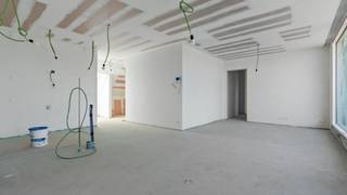 Immo3000 presenteert met trots Ganzendries8, een exclusief nieuwbouwproject op een toplocatie aan de Ganzendries in Pellenberg. Dit project omvat slechts 5 hoogwaardige units en combineert ruimtelijkheid en luxueus wonen in het groene hart van Lubbeek. Gelegen op een steenworp van Leuven en Tienen, biedt deze locatie een uitstekende bereikbaarheid via alle invalswegen. U heeft nog keuze mbt de keuken, vloeren en sanitair. Oplevering bij akte!<br /><br />Het gebouw omvat:<br /> 2 duplexappartementen met 3 slaapkamers (136 m² en 144 m²)<br /> 2 appartementen met 1 slaapkamer (mogelijkheid tot 2 slaapkamers, 88 m²) (1 reeds verkocht!)<br /> 1 royaal penthouse met 3 slaapkamers (175 m²)<br /><br />De residentie biedt tal van troeven:<br /> Energiezuinige lucht-water warmtepomp (E-peil ≤ 30)<br /> Combinatie aluminium-houten ramen voor optimale isolatie<br /> Ruime westgeoriënteerde terrassen, ideaal om te genieten van de zon<br /> Moderne lift en grote parkeerkelder (prijs: € 25.000, mogelijkheid tot laadpaal)<br /> Individuele bergingen en hoogwaardige buitenaanleg<br /><br />Laat u verrassen door de stijl en kwaliteit van dit unieke project.<br /><br />Interesse? Neem contact op via 016 60 3000 of mail naar info@immo3000.be en plan uw werfbezoek ter plaatse!