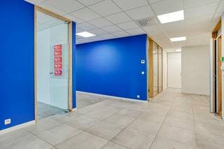 Recent vernieuwd en ruim kantoor (365 m²) te huur in Loppem op goed bereikbare locatie bij oprit E40.<br /><br />Indeling:<br />- Ruim kantoor met open werkplaatsen en afzonderlijke vergaderzalen<br />- Keuken<br />- Toiletten (H/D)<br />- Eerste verdieping<br /><br />Afwerking:<br />- Recente inrichting, renovatie 2019. <br />- Vloerverwarming  (17 °C)<br />- Vernieuwde airco installatie<br />- Led armaturen <br />- Elektronisch sluitsysteem Winkhaus Bluechip met toegangsbeheer<br /><br />Details:<br />- Forfaitaire huurlasten (10% voor de onroerende voorheffing en algemene kosten) <br />- Variabele huurlasten worden eenmaal per jaar afzonderlijk aan de huurder pro rata aangerekend <br />- 8 Parkeerplaatsen met laadmogelijkheid op de buitenparking beschikbaar: € 100/P/maand indien voorzien van laadpaal.<br /><br />Aarzel zeker niet ons te contacteren indien dit bedrijfsvastgoed bestaande uit een kantoor te huur in Loppem u mogelijks kan interesseren.