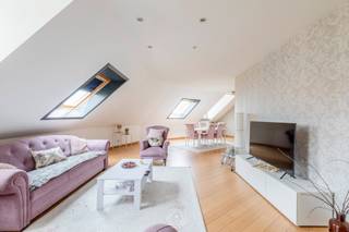 Dit appartement van 136 m² bevindt zich op de tweede verdieping (zonder lift) van een kleinschalig gebouw, vlak aan het station van...