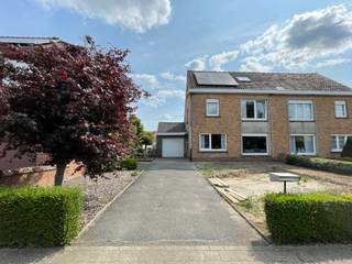 Halfopen bebouwing in een rustige buurt van Harelbeke met ruime oprit, voortuin en zonnige achtertuin. Binnenin beschikt de woning over een...