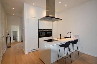 <strong>Instapklaar </strong>appartement nabij Park Spoor Noord en het Eilandje. Het appartement maakt deel uit van een <strong>volledig gerenoveerd</strong> gebouw van slechts 4 units en bevindt zich op de tweede verdieping. <br /><br /><strong>Indeling</strong>:<br />Inkom; woonkamer op parket; open keuken met kookeiland; bureaukamer; nachthal; badkamer en ruime slaapkamer op parket.<br /><br /><strong>Bijzonderheden:</strong>
<ul>
<li>Algemene kosten € 75/mnd.</li>
<li>Geen lift aanwezig.</li>
<li>Individueel verbruik van gas, water en elektriciteit.</li>
<li>Ondergrondse kelderberging.</li>
<li>Gewilde locatie.</li>
</ul>