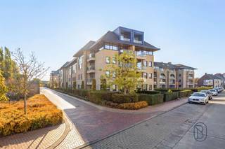 <p>Ruim en verzorgd appartement met 3 slaapkamers, terras, garage en lift, gelegen in een aangename en vlot bereikbare omgeving. Dit appartement combineert comfort, licht en een praktische indeling, ideaal voor gezinnen of wie extra ruimte zoekt.<br /><br />INDELING:<br />Lichtrijke leefruimte met toegang tot het terras, ruime en volledig geïnstalleerde keuken voorzien van vaatwasser, oven en combi-oven, hal met ingebouwde kasten, badkamer met ligbad én douche, apart toilet en berging/wasplaats.<br />Op de verdieping bevinden zich 3 volwaardige slaapkamers, een tweede douchekamer met toilet en extra ingebouwde kasten in de hal.<br />Buiten is er een garage met automatische poort.<br /><br />Voor wie is dit pand ideaal?<br />♦ Voor jonge gezinnen die comfortabel en ruim willen wonen.<br />♦ Voor koppels die extra kamers wensen (bureau/hobby).<br />♦ Voor investeerders op zoek naar een goed onderhouden en vlot verhuurbaar appartement.<br /><br />Bezoek na afspraak met Immo Beguin, jouw vastgoedexpert sinds 2009.<br />✉️ info@immobeguin.be</p>
