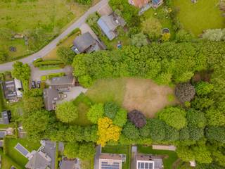 <p>Située dans un environnement verdoyant et résidentiel à Merelbeke, cette impressionnante villa est discrètement implantée sur un terrain exceptionnel de 5.360 m². Avec une superficie habitable d’environ 450 m², elle combine volumes généreux, architecture intemporelle et confort de vie dans un cadre de calme et d’intimité. L’ensemble du terrain est constructible, constituant une réelle valeur ajoutée.</p>
<p>Le hall d’entrée mène à un lumineux espace de vie offrant une belle vue sur le jardin grâce à ses grandes baies vitrées. La cuisine est entièrement équipée. Un coin lecture et un salon chaleureux avec poêle à bois complètent agréablement les espaces de vie.</p>
<p>Le rez-de-chaussée comprend une chambre et une salle de bains, idéales pour une occupation de plain-pied. À l’étage se trouvent trois chambres supplémentaires et deux salles de bains. La villa dispose également de toilettes séparées, de deux bureaux et d’un vaste espace polyvalent pouvant servir de salle de jeux, de sport ou de détente.</p>
<p>Construite en 1990, la propriété a toujours été parfaitement entretenue et se présente en excellent état. Elle est entièrement sous-solée, offrant un important espace de rangement.</p>
<p>Le jardin paysager constitue l’un des principaux atouts de cette propriété. Ses espaces verts, son intimité et sa terrasse aménagée créent un cadre de vie particulièrement agréable.</p>
<p>La maison est équipée d’un système d’aspiration centralisé, de la climatisation dans deux chambres et d’une récente chaudière au mazout alimentant le chauffage par le sol et les radiateurs. Une citerne d’eau de pluie de 10.000 litres est raccordée aux robinets extérieurs et au garage. Un grand garage ainsi qu’un parking éclairé permettent de stationner plusieurs véhicules.</p>
<p>Située à proximité de Gand, de l’E40 et de l’E17, la propriété bénéficie d’une excellente accessibilité. Commerces, écoles, infrastructures sportives et loisirs se trouvent à courte distance.</p>
<p><strong>Journée de visite le samedi 27 juin 2026.</strong></p>
<p><strong>Intéressé(e) ? Contactez-nous au +32 471 65 25 34 ou via info@vicusvastgoed.be.</strong></p>