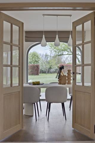 Welkom in deze prachtige woning in Puurs, een oase van rust en stijl. Deze charmante woning biedt een royale leefruimte van 250m² met...