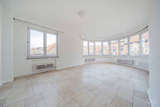 <p>Au 2ᵉ étage d’un immeuble de caractère, cet appartement développe ±121 m² (selon PEB) et propose une configuration rare en trois façades, offrant une luminosité naturelle constante et un vrai sentiment d’ouverture.<br />Les façades latérales bénéficient d’un dégagement appréciable, apportant respiration et clarté à l’ensemble. Le séjour, d’environ 34 m², séduit immédiatement par ses volumes généreux et son mur de fenêtres arrondi — véritable signature architecturale qui donne du caractère à la pièce de vie.<br />La cuisine ouverte crée un espace fluide, convivial et fonctionnel, parfaitement intégré au séjour.<br />La partie nuit, accessible via un couloir distinct, comprend deux chambres confortables de ±18 m² et ±12 m², une salle de bain ainsi que plusieurs rangements intégrés, pensés pour un quotidien structuré et agréable.<br /><br />Situé dans un quartier vivant et authentique de Schaerbeek, à proximité immédiate de la place Helmet et de ses commerces de qualité.<br />Mobilité facilitée : tram 55 à ±500 m, bus R26 et R27 à ±100 m.<br />Le parc Josaphat est accessible en ±15 minutes à pied — un vrai atout pour les moments de détente.<br /><br />Un appartement lumineux, spacieux et singulier, qui séduira les amateurs de volumes et de personnalité, au cœur d’un environnement urbain dynamique.<br /><br />À découvrir sur place.<br /><br />PEB: F <br />328 kwh/m²/an</p>