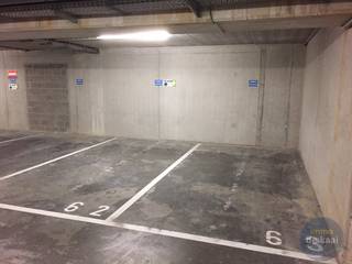 Autostandplaats nr 63 in de kelderverdieping van Residentie River View/Heritage aan de Pieter Deswartelaan te Nieuwpoort. Onmiddellijk vrij.