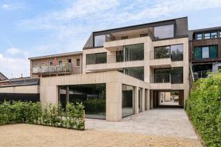 <p><span>Exclusieve nieuwbouwappartementen te huur in het centrum van Schilde</span></p><p><span>Ontdek deze stijlvolle nieuwbouwappartementen waar comfort, kwaliteit en tijdloze elegantie samenkomen. Elk appartement werd afgewerkt met hoogwaardige materialen en oog voor detail, zodat u meteen kunt genieten van een luxueuze woonervaring.</span></p><p><span>De lichtrijke leefruimtes zijn voorzien van een prachtige samengestelde eiken parketvloer die zorgt voor een warme en moderne uitstraling. De volledig uitgeruste designkeuken in fineer gerookte eik, afgewerkt met natuurstenen werkbladen, vormt het hart van de woning en is uitgerust met kwalitatieve toestellen van Novy, Liebherr en Bosch.</span></p><p><span>Ook aan praktisch comfort werd gedacht. Zo beschikt elk appartement over een vestiaire en een op maat gemaakte dressing in de hoofdslaapkamer. Badkamer, keuken en berging zijn afgewerkt met onderhoudsvriendelijke keramische tegels van hoogwaardige kwaliteit.</span></p><p><span>De appartementen worden volledig geschilderd opgeleverd en zijn voorzien van verlichtingsarmaturen, zodat u zonder zorgen meteen kunt intrekken.</span></p><p><span>Troeven van deze appartementen:</span><span><br />- Hoogwaardige en duurzame afwerking<br /> - Volledig uitgeruste designkeuken met topmerken<br />- Op maat gemaakte dressing in de hoofdslaapkamer<br />- Warme eiken parketvloer in de leefruimtes<br />- Verlichtingsarmaturen inbegrepen<br />- Volledig geschilderd en instapklaar<br />- Tijdloze architectuur en optimaal wooncomfort</span></p><p><span>Bent u op zoek naar een appartement waar kwaliteit, comfort en stijl centraal staan? Dan zijn deze exclusieve nieuwbouwappartementen absoluut een bezoek waard. Neem vandaag nog contact op voor meer informatie of een bezichtiging.</span></p>