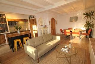 Ben je op zoek naar een heel bijzonder appartement, iets met een ziel? En wil je daarenboven graag in een mooi parkdomein aan de stadsrand wonen, met zicht op de vijver en groen? Dan ben je hier aan het juiste adres. Dit sfeervolle appartement is werkelijk een juweeltje. Het werd ingericht met stijlvolle, duurzame materialen, zoals parketvloeren, een prachtige houten keuken met gebrand granieten blad en zelliges, retro stijl radiatoren, een prachtige boog met gesculpteerde wijnrank in arduin in de inkomhal, klassevolle houten deuren enz. De woonkamer is ruim en licht en geniet van veel natuurlijke lichtinval (zuidgericht). Deze vormt samen met de open keuken een mooi en ruim geheel. De badkamer is een oord van ontspanning met het bubbelbad en de prachtige retrokraan. Er zijn 2 slaapkamers op parketvloer.Wasplaats met plaats voor wasmachine en droogkast.De wijnkast in de inkomhal is een mooie extra voor de echte levensgenieter! Beneden een gemeenschappelijke fietsenberging (2x) en een privé berging. Vanuit heel het appartement kijk je uit op de natuur. Toch zit je overal dichtbij: winkelpark met Lidl, Action, Gamma, bakker, slager, Aldi, een Colruyt en een Delhaize. Een broodjeszaak, een brasserie en bushaltes (Antwerpen) zijn op wandelafstand. Vlotte bereikbaarheid naar oprit E 34 Antwerpen - Eindhoven. Er is wandelgelegenheid genoeg in de naburige bossen en langs het kanaal. Extra gratis parkeergelegenheid op het domein. Zeer gunstig EPC - label B (105!!, bijna een A-label!) - Elektriciteit conform. Maak snel jouw afspraak voor dit unieke appartement!