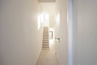 Ontdek deze prachtige en volledig gerenoveerde woning, gelegen in de Sint-Gommarusstraat 32 te Mechelen. Deze woning combineert hedendaags comfort...