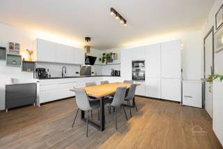 <p><span>Instapklaar 3-slaapkamerappartement met terras en ondergrondse autostaanplaats in Mortsel</span></p><p><span> </span></p><p><span>Op zoek naar een modern, energiezuinig en instapklaar appartement in Mortsel? Dan is dit prachtige appartement aan de Lode Vissenaekenstraat 54, bus 33 absoluut het ontdekken waard!</span></p><p><span>Dit </span><span>recent appartement uit 2019</span><span> bevindt zich op de </span><span>6de verdieping</span><span> van een verzorgd gebouw en is vlot bereikbaar met de aanwezige </span><span>lift</span><span>. Dankzij de mooie ligging, het hedendaagse comfort en de uitstekende </span><span>EPC-score A</span><span> is dit een ideale woning voor wie zorgeloos wil wonen.</span></p><p><span> </span></p><p><span>De leefruimte geniet van een aangename lichtinval en vormt samen met de keuken een gezellige en praktische leefomgeving. De drie slaapkamers bieden voldoende ruimte voor een gezin, thuiskantoor of hobbykamer. De extra berging zorgt bovendien voor de nodige praktische opbergruimte.</span></p><p><span> </span></p><p><span>De maandelijkse algemene kosten bedragen </span><span>€111</span><span> en omvatten onder meer de kosten voor de </span><span>syndicus, minuterie, poetsen van de gemeenschappelijke delen, onderhoud van de voortuin, blokpolis en het reservekapitaal</span><span>.</span></p><p><span>Bij het appartement dient verplicht een </span><span>ondergrondse autostaanplaats</span><span> te worden aangekocht voor </span><span>€30.000</span><span>. Een absolute meerwaarde voor wie comfortabel en veilig wil parkeren.</span></p><p><span> </span></p><p><span>Troeven op een rijtje</span></p><ul><li><span>Recent bouwjaar </span><span>2019</span></li><li><span>3 slaapkamers</span></li><li><span>Extra </span><span>berging</span></li><li><span>2 toiletten</span></li><li><span>Aangenaam </span><span>terras</span></li><li><span>Lift aanwezig</span></li><li><span>Uitstekende </span><span>EPC-score A</span></li><li><span>Voorzien van een </span><span>ventilatiesysteem</span></li><li><span>Gemeenschappelijke kosten: slechts </span><span>€111/maand</span></li></ul><p><span>Modern, energiezuinig, praktisch ingedeeld én instapklaar!</span></p><p><span>Benieuwd naar dit mooie appartement? </span><span>Plan dan zeker een bezoek en ontdek zelf de ruimte, het comfort en de afwerking van deze prachtige woonst!</span></p><p><span>Ook een gratis en vrijblijvende schatting van uw woonst? Contacteer ons dan zeker.</span></p><p><span>Sven@home4you.be</span></p><p><span> </span></p><p><span> </span></p>
