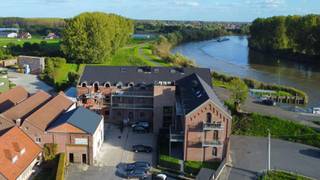 Aan de oevers van de Schelde werd een historisch bedrijfsgebouw met de grootste zorg in zijn oude glorie hersteld en omgebouwd tot 20 unieke appartementen. Omdat de gevels behoren tot beschermd industrieel erfgoed werden er veel historische elementen bewaard gebleven waardoor het project alleen maar authenticiteit uitstraalt. Bovendien is de ligging perfect voor natuurliefhebbers of mensen die rustig willen wonen maar toch overal dichtbij willen zijn. <br /><br />De appartementen zijn omgeven door grote, afgeronde ramen die zorgen voor veel en natuurlijk lichtinval. Dit creëert een open en ruim gevoel doorheen het volledige appartement. De architectuur houdt rekening met het karakter van het bestaande gebouw en de moderne huidige levensstijl van zijn toekomstige bewoners. <br /><br />Elk appartement beschikt over een ruime inkomhal met apart gastentoilet, een ruime leefruimte met open keuken die volledig werd ingericht en aansluitend een berging. Daarnaast beschikt ieder appartement over 1 of 2 slaapkamers en een ruime badkamer met inloopdouche. Tenslotte beschikt ieder appartement over een ruim terras en de gelijkvloerse appartementen beschikken over een omheinde privétuin. <br /><br />Ieder appartement is uniek met een oppervlakte tussen 69m2 en 115m2. Tenslotte kan men een staanplaats en berging bijkopen. De verkoop valt volledig onder het registratierecht. <br />Zie jij jou binnenkort al wonen op deze prachtige locatie in dit unieke project? Neem gerust contact met ons op via info@uw-huis.be of telefonisch op het nummer 05246 38 03!