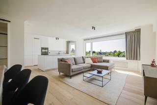 LOCATIE:<br />Dit volledig instapklaar appartement is gelegen op de 5e verdieping vlakbij het St Pieters Station.<br />Op wandelafstand geniet u het openbaar vervoer, Citadelpark en het centrum van Gent.<br />Vlakbij zijn er universiteiten, (hoge)scholen, diverse winkels, supermarkten.<br /><br />APPARTEMENT:<br />Dit 3 slpk appartement werd enkele jaren geleden volledig gerenoveerd, er werden kwalitatieve en tijdloze materialen gebruikt. De smaakvol ingerichte keuken, houten vloeren, stalen binnendeuren, grote raampartijen die zorgen voor een zalige lichtinval springen onmiddellijk in het oog.<br /><br />U komt het appartement binnen via de inkomhal, daarna gaat u verder daar de leefruimte. De leefruimte geniet een open keuken met royaal keukeneiland, zithoek en eetplaats.<br /><br />Via de hal komt u aan de achterzijde van het appartement waar er zich 3 slaapkamers bevinden. Er is een afzonderlijk toilet en een badkamer die zeer smaakvol is ingericht.<br />Via één van de slaapkamer heeft men ook toegang tot het terras over de volledige breedte van het appartement . Het appartement beschikt ook over een privatieve kelderberging en er is een mogelijkheid tot het bijkopen van een buitenstaanplaats.<br /><br />De meubels, op maat gemaakte gordijnen en verlichting zijn inbegrepen in deze verkoopprijs.<br /><br />TROEVEN:<br />- CENTRALE LOCATIE<br />- INSTAPKLAAR<br />- LICHTRIJK<br /><br />Dit appartement kan zowel als investering alsook voor studerende kinderen of eigen bewoning dienen.<br />Een buitenstaanplaats is beschikbaar aan 25 000 euro. <br /><br />Contacteer Fanny voor meer informatie 0472 01 51 51
