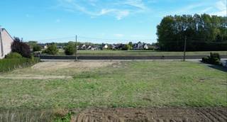 Mooi perceel bouwgrond voor open bebouwing met een oppervlakte van 7a 06ca. Het perceel is rustig gelegen tussen de oever van de Dijle en een agrarisch gebied. Gemiddelde perceelbreedte: ± 18,53m. Bouwbreedte voorgevel: ± 10m - achtergevel: ± 9m. Bouwdiepte gelijkvloers: 15m. Lot 3 uit een goedgekeurde verkaveling d.d. 16 december 2019 (OMV_2019107641). Oriëntatie: zuidwesten. Gvg, Wglk, Gmo, Vkr, Vv. P-score: A.<br /><br />STEDENBOUWKUNDIGE VOORSCHRIFTEN :<br />Zie downloads voor de voorschriften.<br /><br />STEDENBOUWKUNDIG :<br />Stedenbouwkundige vergunning : nee<br />Stedenbouwkundige bestemming : woongebied met landelijk karakter<br />Geen rechterlijke herstelmaatregel of bestuurlijke maatregel opgelegd.<br />Voorkooprecht : ja (de Vlaamse Waterweg)<br />Verkavelingsvergunning : ja (OMV_2019107641)<br />P-score: A<br />Het perceel maakt deel uit van het RUP "Woonzonering".<br />Aan de linkerkant van het perceel loopt er een uitweg (3,30m) om de achterin gelegen gronden te bereiken.