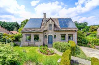 [[ DIT PAND NEEMT DEEL AAN DE ERA OPEN HUIZEN DAG OP 13/6 VAN 9:30 TOT 10:30 ]] 
<p>Te koop: Open bebouwing in Hoog-Linden, rustig gelegen op het einde van een doodlopende straat, omringd door groen.</p><p>Bekijk de woning hier alvast volledig virtueel zowel binnen als buiten.</p><p>Deze woning uit 1986 biedt een energiezuinige leefomgeving (EPC-label B) en een volledig omheinde tuin van 1.250 m², ideaal voor wie opzoek is naar privacy en veiligheid. De groen ligging combineert rust met nabijheid van scholen en openbaar vervoer. De indeling is praktisch en ruim, met vier slaapkamers en een comfortabele badkamer.</p><p><br /></p><p>Belangrijkste ruimtes:</p><p>• Woonkamer met veel lichtinval en zicht op de tuin</p><p>• Keuken met dubbele spoelbak, inductiekookplaat, oven, vaatwasser, koelkast, microgolf en dampkap</p><p>• Volledig vernieuwde badkamer met inloopdouche, ligbad, toilet en wastafel in meubel</p><p>• Vier slaapkamers, waarvan één met airco</p><p>• Bureel en dressing</p><p>• Berging met spoelbak, aansluiting voor wasmachine en droogkast</p><p>• Volledige onderkelderd en zolder bereikbaar via zolderluik voor de nodige stockage</p><p><br /></p><p>Troeven:</p><p>• Inpandige garage voor mogelijk 3 wagens</p><p>• 24 zonnepanelen</p><p>• In 2025 werd er nog een warmtepomp (verwarming + warm water) geplaatst</p><p>• Rustige ligging op het einde van een doodlopende straat in Hoog-Linden</p><p>• Energiezuinige woning met EPC-label B</p><p>• Volledig omheinde tuin van 1.250 m²</p><p><br /></p><p>Neem vandaag nog contact op met je ERA-makelaar voor een bezoek.</p><p><br /></p><p>JOUW DROOMHUIS. ZO GEVONDEN!</p>