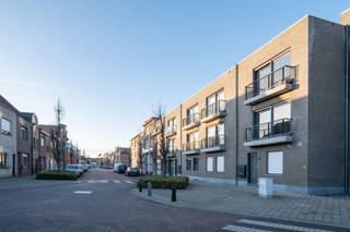Mooi recent appartement met 2 slaapkamers en autostaanplaats op centrale ligging.Beschikbaar vanaf 1 mei.Indeling: leefruimte op tegels met open...