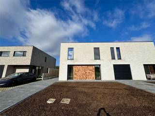 Bent u op zoek naar een woning die luxe, ruimte en modern wooncomfort naadloos combineert? Zoek niet verder!Wij presenteren met trots deze prachtige...