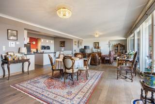 ZEER RUIM APPARTEMENT MET 3 SLAAPKAMERS & 2 AUTOSTAANPLAATSEN OP TOPLOCATIE.Wonen in het stadscentrum en tegelijk genieten van een zee van ruimte,...