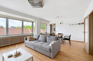 Topligging in het centrum:<br />De locatie van dit appartement is een absolute sterkte. Je woont hier te midden van het centrum, met sfeervolle horeca, lokale boetieks en supermarkten letterlijk op wandelafstand. Bovendien geniet je dankzij de nabijheid van het treinstation van een uitstekende en vlotte verbinding naar de omliggende steden. Alles wat je nodig hebt, ligt binnen handbereik!<br /><br />Indeling:<br />Je betreedt het appartement op de bovenste verdieping via een centrale inkomhal, die toegang verleent tot alle vertrekken. Aan de voorzijde bevindt zich de lichtrijke en uitnodigende leefruimte. Aanpalend vind je de keuken, die kan uitgroeien tot een prachtige, moderne kookruimte.<br /><br />Aan de rustige achterzijde van het appartement bevinden zich twee volwaardige slaapkamers, waarvan er één is uitgerust met een aangenaam balkon en airco. Tot slot beschikt de woonst over een apart toilet en een badkamer voorzien van een ligbad.<br /><br />Eindeloos potentieel:<br />Zie het als een blanco canvas: dit is dé ultieme kans voor slimme investeerders, jonge starters of creatieve zielen om de afwerking en inrichting 100% naar eigen smaak en budget te bepalen.<br /><br />De grootste troeven op een rij:<br /><br />Absolute topligging: In het bruisende centrum met het station vlakbij.<br /><br />Aangename indeling: 2 volwaardige slaapkamers én een balkon.<br /><br />Energiezuinig: Een mooi EPC-label C, dus geen acute renovatieplicht!<br /><br />Meteen van jou: Beschikbaar bij het verlijden van de akte.<br /><br />Gepersonaliseerd wonen: De ideale basis om helemaal naar jouw eigen hand te zetten.<br /><br />Zie jij de geweldige mogelijkheden die achter deze voordeur schuilen? Neem dan vandaag nog contact op en kom het enorme potentieel zelf ontdekken tijdens een rondleiding!<br /><br /><br /><br />Bestuursmaatregelen in het maatregelenregister: in aanvraag