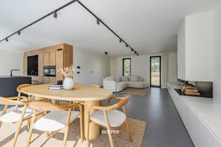 Deze stijlvolle, modernistische villa uit 2021 combineert hedendaagse architectuur met een uitzonderlijk gevoel van ruimte, licht en wooncomfort. De hoogwaardige materiaalkeuze, hoge plafonds en doordachte indeling geven de woning een tijdloze en verfijnde uitstraling.<br />De woning is centraal gelegen aan de Zestiengemeten in Drongen, op wandelafstand van het centrum van Drongen en op fietsafstand van Gent. Dankzij de vlotte verbinding met het openbaar vervoer en de nabijheid van belangrijke invalswegen geniet u hier van een uitstekende bereikbaarheid, zonder in te boeten aan wooncomfort. Via de lichtrijke inkomhal met vestiaire en gastentoilet betreedt u de woning. De royale leefruimte vormt het hart van de villa en bestaat uit een gezellige zithoek met sfeerhaard en een ruime eetplaats. Grote raampartijen zorgen voor een overvloed aan natuurlijk licht en versterken het contact met de tuin.<br />Aansluitend bevindt zich de volledig geïnstalleerde open keuken, uitgevoerd met hoogwaardige materialen en ontworpen met oog voor zowel esthetiek als functionaliteit. Een praktische was- en bergruimte biedt bijkomend comfort.<br />Een bijzondere troef is de aanwezigheid van een volwaardige slaapkamer op het gelijkvloers, voorzien van een eigen dressing en badkamer. Hierdoor is de woning ook bijzonder geschikt voor wie gelijkvloers wil wonen.<br />Op de eerste verdieping bevinden zich drie ruime slaapkamers met ingebouwde kasten, een tweede badkamer met lavabo en douche, een aparte bureauruimte en bijkomende bergruimte.<br />De tuin vormt een aangename verlenging van de leefruimtes en is voorzien van een ruim terras voor aangename buitenmomenten. Op eigen terrein is bovendien privatieve parkeergelegenheid voorzien.<br />Bijkomende troeven zijn de energiezuinigheid (EPC A) met volledige isolatie en centrale verwarming met vloerverwarming. <br />Een instapklare architecturale woning waar licht, ruimte, energiezuinigheid en hoogwaardige afwerking samenkomen op een bijzonder aangename locatie in Drongen.<br />Bel voor info, plannen of bezoek: Ulrik Willems 0495 93 38 35.