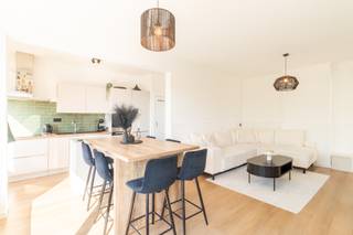 Dit volledig gerenoveerde appartement, gelegen op de tweede verdieping, met drie slaapkamers en een royaal terras biedt modern wooncomfort op...