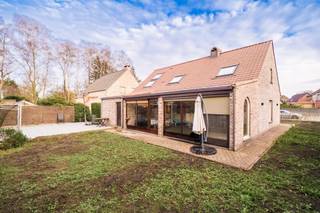 <p><span>Ruime gerenoveerde open bebouwing op toplocatie</span></p><p><span>Op een uitstekend gelegen perceel van ca. 600 m² bevindt zich deze gerenoveerde open bebouwing met een bewoonbare oppervlakte van ongeveer 200 m². De woning combineert ruimte, comfort en een kwalitatieve afwerking met een vlotte bereikbaarheid.</span></p><p><span>Aan de voorzijde beschikt de woning over een ruime oprit en een voortuin. Achteraan geniet je van een oost-gerichte tuin met een groot terras, een aangename veranda en een praktische tuinberging.</span></p><p><span>Binnenkomen doe je via een inkomhal met apart gastentoilet. De woning biedt een ruime, lichtrijke leefruimte met sfeervolle haard en een aansluitende eetkamer. Met aansluitend een volledig ingerichte keuken, voorzien van alle hedendaags comfort. De eetplaats geeft eveneens rechtstreeks toegang tot de veranda. </span></p><p><span>Op het gelijkvloers is er bovendien een ruime master bedroom en een nieuwe badkamer met inloop-douche en dubbele lavabo. Verder beschikt de woning over een grote garage met aansluitingen voor wasmachine en droogkast.</span></p><p><span>Via een provisoire trap bereik je de bovenverdieping, waar zich twee zeer ruime slaapkamers (26 m² en 27 m²), gelegen aan beide zijden onder het dak. De ruime overloop kan perfect ingericht worden als praktisch bureau. Daarnaast is er reeds een aparte ruimte voorzien voor een tweede badkamer; alle technieken zijn aanwezig, de sanitaire toestellen dienen nog geplaatst te worden door de koper.</span></p><p><span>De woning werd grondig gerenoveerd en beschikt over een volledig vernieuwd en geïsoleerd dak, een nieuwe verwarmingsinstallatie en een afwerking met hoogwaardige materialen.</span></p><p><span>De ligging is een absolute troef: in de onmiddellijke nabijheid van verschillende invalswegen en dorpskernen, met scholen, winkels en openbaar vervoer op korte afstand.</span></p><p><span>Een instapklare, ruime gezinswoning op een toplocatie. Absoluut een bezoek waard.</span></p>