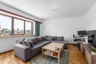 <p>Te koop: instapklaar appartement in Zwijndrecht, op korte afstand van het centrum en de invalswegen.</p>

<p>Dit goed onderhouden appartement (bouwjaar 1986) biedt twee comfortabele slaapkamers en een gezellig terras van 18 m². Dankzij de ligging in een residentiële woonkern, nabij openbaar vervoer en belangrijke invalswegen, geniet u van een vlotte verbinding en een rustige woonomgeving. Bovendien is er geen syndicus, wat de maandelijkse kosten beperkt.</p>

<p>Belangrijkste ruimtes:<br />• Ruime woonkamer (28 m²) met veel lichtinval<br />• Keuken (6 m²) met praktische indeling<br />• Slaapkamer (17 m²) en tweede slaapkamer (10 m²)<br />• Badkamer (4 m²)<br />• Zuidgericht terras (18 m²) voor gezellige momenten buiten</p>

<p> </p>

<p>Troeven:<br />• Instapklaar appartement met 2 slaapkamers vlakbij centrum en invalswegen<br />• Gezellig zuidgericht terras en geen syndicus<br /> </p>

<p>Neem vandaag nog contact op met je ERA-makelaar voor een bezoek.</p>

<p>JOUW DROOMAPPARTEMENT. ZO GEVONDEN!</p>