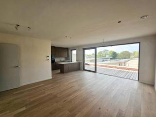 WELKOM | OPENDEUR | 22 maart van 10-12 uur
Ontdek Residentie De Wagenaar, perfect gepositioneerd tussen het charmante Oostduinkerke-dorp en het bruisende Oostduinkerke-bad, grenzend aan het weelderige natuurgebied "De Kerckeduynen" en op wandelafstand van het strand. Dit moderne en tijdloze project bestaat uit vijf ruime appartementen en twee tuinpaviljoenen. De ruime appartementen (tot 160 m²) zijn zuid gericht, zonovergoten en beschikken over 2 en 3 slaapkamers met 1, 2 of 3 badkamers. Geniet van het buitenleven en de omliggende natuur op de royale terrassen (tuinen tot 132 m²). Garages en bergingen zijn voorzien in de kelderverdieping. De afwerking is van topkwaliteit! Het gebruik van een warmtepomp (geothermie) in combinatie met vloerverwarming en zonnepanelen zorgt ervoor dat jouw toekomstige energiefactuur onder controle blijft. Bovendien kies je zelf de afwerkingsmaterialen voor keuken, badkamer, vloeren en binnendeuren.
NOG BESCHIKBAAR
1 gelijkvloers appartement
1 appartement op de eerste verdieping
2 tuinpaviljoenen met ruime tuin grenzend aan de duinen