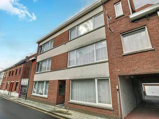 Appartement prêt à emménager au premier étage avec garage. <br /><br />L'appartement se compose de :<br />Étage +1 :.<br />- Entrée <br />- Salon spacieux (43 m²) avec cuisine ouverte équipée avec réfrigérateur, lave-vaisselle, évier, cuisinière, hotte et placards <br />- Local de rangement avec raccordement pour machine à laver <br />- Salle de bain (7 m²) avec douche et double vasque <br />- 2 chambres (12 + 11 m²) <br />- Vaisselle/bureau (7,5 m²)<br /><br />Étage -1 : Rangement au sous-sol.<br /><br />Rez-de-chaussée : garage.
