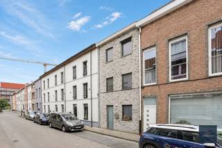 In deze gezellige straat vinden we deze verrassende, ruime en zorgvuldig onderhouden woning met een opp. van 157m² terug. De woning werd tussen 2017 en 2020 grondig vernieuwd en combineert hedendaags comfort met een warme, persoonlijke uitstraling.<br /><br />Op het gelijkvloers vormt de lichtrijke leefruimte met dakkoepel en groot schuifraam naar de tuin het hart van de woning. De kleurrijke en praktische keuken (2022) is een echte blikvanger en biedt veel opbergruimte, een keukeneiland met koperen spoelbak en alle hedendaagse comfort. De zonnige stadstuin van ca. 30 m² beschikt over een regenwaterput van 3000 liter en geniet van zon van laat in de voormiddag tot de vroege avond.<br /><br />De woning telt 4 slaapkamers, verspreid over de 3 verdiepingen, waardoor ze perfect geschikt is voor gezinnen, thuiswerkers of wie extra hobby- en logeerruimte wenst. Daarnaast zijn er praktische bergruimtes, een functionele technische ruimte en een badkamer met bad en douche.<br /><br />Ook op energetisch vlak scoort deze woning uitstekend dankzij zonnecollectoren, een zonneboiler en 4 zonnepanelen. Het EPC bedraagt 120 kWh/m² jaar, waarbij de zonnepanelen nog niet zijn meegerekend.<br /><br />De ligging is een absolute troef. Winkels, supermarkten, scholen, kinderopvang, een wijkgezondheidscentrum, speeltuinen en sportfaciliteiten nabij. Bovendien bevindt u zich op wandelafstand van hippe horeca, culturele hotspots en op slechts 5 minuten fietsen van de Gentse binnenstad.