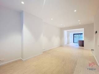 <p><b>AUDERGHEM</b>, in the VUB University district, close to all amenities. Superb, bright and spacious house, completely renovated, with ± 250m² of living space.</p>
<p><u><strong>On the ground floor:</strong></u></p>
<ul>
<li>Entrance hall</li>
<li>Bicycle storage room of ± 9m²</li>
<li>Separate WC</li>
<li>Large living room of ± 65m²</li>
<li>Fully equipped open kitchen (oven, hob, extractor hood, dishwasher, large fridge and large freezer)</li>
<li>Terrace 1: ± 20m²</li>
<li>Large garden of ± 80m²</li>
<li>Terrace 2: ± 15m² giving access to an office space, gym, workshop or storage room</li>
<li>Back of the garden: Multipurpose space ± 20.5m²</li>
</ul>
<p><u><strong>On the first floor:</strong></u></p>
<ul>
<li>Hallway</li>
<li>Bedroom 1: ± 16m² with wardrobes and desk, with its own shower room, WC and terrace</li>
<li>Bedroom 2: ± 16m² with wardrobes and its own bathroom and WC</li>
</ul>
<p><u><strong>On the second floor:</strong></u></p>
<ul>
<li>Hallway</li>
<li>Separate WC</li>
<li>Bedroom 3: ± 15m² with dressing area and en-suite bathroom</li>
<li>Bedroom 4: ± 15m² with wardrobes and en-suite shower room, WC and terrace</li>
</ul>
<p><u><strong>On the third floor:</strong></u></p>
<ul>
<li>Hallway</li>
<li>Bedroom 5: Suite of ± 20m² with dressing area and its own shower room and WC</li>
</ul>
<p><u><strong>Cellar:</strong></u></p>
<ul>
<li>Several cellars</li>
<li>Laundry rooms with connections for washing machine and tumble dryer + storage space</li>
<li>Technical room</li>
</ul>
<p>Charges €40 (insurance against recourse and boiler and water heater maintenance)<br />AVAILABLE FROM 1 January 2026</p>