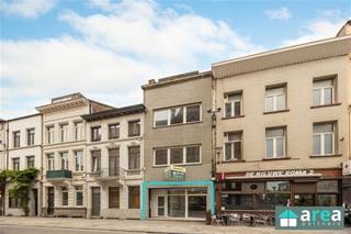 <p><span>Op zoek naar de perfecte plek voor je zaak of investering?</span></p><p><span> </span></p><p><span>Op het Moorkensplein bevindt zich dit goed gelegen handelsgelijkvloers in een kleinschalig gebouw van 4 units, zonder lift. Het gaat om een op te frissen handelsgelijkvloers met extra bureauruimte op het 1ste verdiep. </span></p><p><span>De ligging is absoluut top: centraal gelegen in een bruisende woonwijk op het Moorkensplein, op een steenworp van verschillende leuke adresjes, het openbaar vervoer &amp; het Centraal Station. </span></p><p><span> </span></p><p><span>Een ideale opportuniteit voor wie zijn eerste zaak wil opstarten (kantoorruimte, bureau of als (groeps)praktijk en zoveel meer) of interessant wil investeren in een buurt in volle ontwikkeling. </span></p><p><span>TOPRENDEMENT!</span></p><p><span> </span></p><p><span>Grootste troeven:</span></p><p><span>-Centrale locatie in levendige buurt</span></p><p><span>-Goede zichtbaarheid (veel passage)</span></p><p><span>-Aparte meters voor nutsvoorzieningen</span></p><p><span>- Geen vaste kosten</span></p><p><span>- Eigen meters water/gas en elektriciteit</span></p><p><span>-Veel potentieel (volledig zelf in te richten en in te delen)</span></p><p><span> </span></p><p><span>(Huidige) indeling:</span></p><p><span>De oppervlakte van het gelijkvloers bedraagt 150m². Aan de voorzijde bevindt zich de eerste ruimte van 30m² (ideaal als onthaal of aparte ruimte met eigen inkom). Aansluitend bevindt zich een de volgende polyvalente ruimte (70m²), deze is tevens ook toegankelijk via de gemene inkomhal en geniet van 2 lichtkoepels. Achteraan bevindt zich een tussenkamer (15m²) met aansluitend het apart toilet alsook een keuken (samen 30m²). Via de trap bereik je de extra bureauruimte (25m²) op het eerste verdiep. Tevens is er een kelder inbegrepen van (50m²).</span></p><p><span> </span></p><p><span>Voor meer informatie kan u terecht bij Area Partners: Info@area.be of 03/284.60.60</span></p>