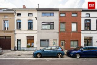<p>In de rustige Tweekapellenstraat in Gentbrugge bevindt zich dit op te frissen rijhuis. De ligging is gunstig, op slechts 7 minuten fietsen van het stadscentrum, met winkels, openbaar vervoer en scholen in de nabije omgeving. Het Arbedpark ligt vlakbij, wat bijdraagt aan de aangename woonomgeving.</p>
<p>Bij het betreden van de woning komt u binnen in de ruime leefruimte. Op het gelijkvloers bevinden zich verder de keuken, badkamer en een veranda. Op de eerste verdieping zijn er twee ruime slaapkamers. De zolderverdieping biedt nog de mogelijkheid om omgevormd te worden tot één of twee extra slaapkamers.</p>
<p>De woning beschikt bovendien over een gezellig stadstuintje, ideaal om in alle rust buiten te genieten.</p>
<p>Deze woning is ideaal voor starters, gezinnen of investeerders die op zoek zijn naar een ruime woning met veel potentieel.</p>
<p>Beschikbaar bij akte.</p>
<p>Contacteer Top Vastgoed voor meer info en een bezoek op 0475 700 700.</p>