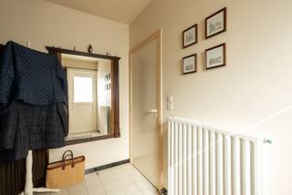 Vrijstaande woning op een gegeerde locatie in Pelt te koop!<br /><br />Troeven:<br />- Vrijstaande woning<br />- Geen renovatieverplichting, nieuwe ramen (driedubbel glas) en gasketel van 2012<br />- Alles gelijkvloers + uitbreiding naar verdiep mogelijk<br />- Reeds 3 slaapkamers<br />- Badkamer gerenoveerd<br />- Ruime kelder<br /><br />Deze woning is volledig ingericht gelijkvloers. Zo is er vanuit de inkomhal toegang tot de keuken, eetkamer en leefruimte. De leefruimte is voorzien van een mooie houtkachel en heeft nog een extra bureau/zithoek. Vanuit hier is er toegang tot de volledig vernieuwde badkamer met ruime douche, ligbad en badmeubel met dubbele lavabo. <br />Verder vinden we vervolgens nog drie slaapkamers en een apart toilet terug. <br />Ook is er een vaste trap naar de kelder die directe toegang heeft naar de tuin. In de kelder vinden we de verwarmingsinstallatie op gas terug alsook de zonneboiler.<br /><br />Vanuit de inkomhal is er een mogelijk om een vaste trap te plaatsen richting de bovenverdieping. Dit is momenteel een onafgewerkte zolder die enorm veel potentieel geeft voor het uitbreiden van deze woning naar een woning met eventueel 5 slaapkamers en 2 badkamers. Uiteraard kan deze ruimte ook blijven fungeren als opbergzolder.<br /><br />In de tuin vinden we nog een carport en garage terug. Ook is er nog een tuinhuis dat momenteel dient als houtopslagplaats. <br /><br />Ben jij op zoek naar een woning die instapklaar is en nog aangepast kan worden naar jouw wensen?<br />Contacteer ons snel op 011 55 64 00 of info@vastgoedfransen.be.