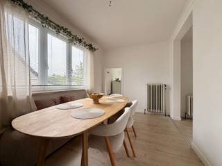 Wonen waar je werkt of werken waar je woont? Dit gerenoveerd duplex appartement is gelegen op de eerste en tweede verdieping boven het handelspand. U beschikt over een zuid-gerichte tuin, een knus terras en verschillende parkeermogelijkheden.De indeling van het appartement is als volgt: U betreedt het appartement via de algemene inkomhal. Verder heeft u een lichtrijke living met toegang tot het balkon en aansluitend een ruime eetkamer. De volledig ingerichte keuken is voorzien van alle nodige toestellen. Drie slaapkamers waarvan één op de eerste verdieping en twee op de tweede verdieping. De badkamer beschikt over een lavabo met kastruimte, ligbad met douchemogelijkheden en een toilet. De indeling van het handelspand is als volgt: Het kantoor is gelegen in een halfopen bebouwing en biedt parkeermogelijkheden vooraan en links van het gebouw. De ruimte omvat een gemeenschappelijke inkomhal, een ruime open kantoorruimte met diverse bureelmogelijkheden en twee afzonderlijke burelen, waarvan één voorzien is van een extra opslagruimte. Een apart toilet is ook voorzien.Een extra troef is de aangename en gezellige tuin, ideaal om samen met het team of klanten te ontspannen tijdens een pauze.Nog enkele troeven van dit pand: woon-werk verkeer niet nodig, centraal gelegen op een enorm zichtbare en toegankelijke locatie, helemaal instapklaar, in het centrum van Sint-Niklaas nabij invalswegen.Interesse? Mail vrijblijvend naar verkoop@bebuild.be en ga met ons ter plaatse.epc appartement: 378 kWh/m²epc handelspand: Perceelscore of P-score AGebouwenscore of G-score A