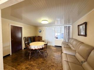 <p><span>Te renoveren of te herbouwen woning met open zicht op de velden in Rummen.</span></p><p><span>Op een ruim perceel van 15a 10ca vindt u deze landelijk gelegen eigendom met prachtig open uitzicht over de velden en een zuidwestelijke oriëntatie — een uitzonderlijke ligging voor wie rust en ruimte zoekt.</span></p><p><span>De huidige woning beschikt over 159 m² (volgens EPC) bewoonbare oppervlakte en 3 slaapkamers, maar biedt naast renovatie ook de mogelijkheid tot volledige afbraak en heropbouw. Dit opent interessante toekomstkansen, zowel qua indeling als energieprestaties.</span></p><p><span>Bovendien kan dit project, onder de geldende voorwaarden, in aanmerking komen voor gunstige fiscale regelingen zoals het verlaagd registratierecht en/of het verlaagde btw-tarief bij afbraak en heropbouw (6%), wat het totaalproject extra interessant maakt.</span></p><p><span>Extra troeven zijn de binnenkoer met carport en de authentieke duiventil die het landelijke karakter versterken.</span></p><p><span>Renovatieverplichting: dit pand heeft een EPC-label F en valt onder de renovatieverplichting van de Vlaamse overheid. De koper dient binnen de vijf jaar na aankoop (akte) het EPC te verbeteren naar minimaal label D.</span></p><p><span>Opgegeven maten en oppervlaktes zijn steeds onder voorbehoud.</span></p><p><span>Wenst u meer info of een plaatsbezoek? Wij zijn dagelijks, ook buiten kantooruren, bereikbaar en plannen voor u graag een bezoek. Ons telefoonnummer: 0485 34 56 71, <span>www.mca-vastgoed.be</span></span><span> </span></p>