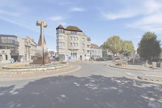 appartement is centraal gelegen in Veurne, op wandelafstand van heel wat voorzieningen (scholen, winkels, openbaar vervoer en het treinstation)<br /><br />Indeling: <br />De lichtrijke woonkamer biedt een aangename leefruimte met praktische indeling. De keuken is volledig uitgerust met spoelbak, vaatwasser, dampkap, koelkast, oven en kookplaat. Naast de keuken heb je een handige berging. Verder beschikt het appartement over één slaapkamer met badkamer (ligbad en wastafel) op de ene verdieping en nog een extra slaapkamer met badkamer (douche en toilet) op de andere verdieping.<br /><br />Het appartement is momenteel verhuurd en vormt daardoor een interessante kans als investeringsvastgoed. <br /><br />Troeven: 
<ul><li>Energiezuinig (EPC B)</li><li>Centrale ligging in Veurne</li></ul>
<br />Contacteer ons vandaag nog voor een bezoek via 058 31 58 58 of via hanne.huyghe@era.be