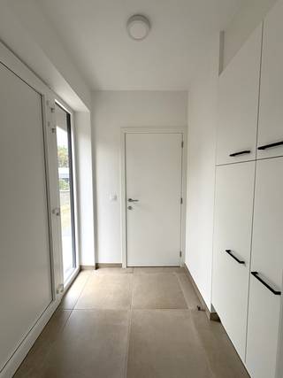 <p>Deze nieuwbouwwoning geniet een centrale ligging te Zwalm (dichtbij openbaar vervoer, diverse winkels, …). De woning is afgewerkt met kwaliteitsvolle, nieuwe materialen (hoge afwerkingsgraad) en de ruimtes in de woning werden geschilderd + lichtarmaturen in de woning aanwezig.</p>
<p>INDELING:</p>
<p>GELIJKVLOERS</p>
<p>– inkomhal + apart toilet<br />– ruime, lichtrijke leefruimte met open, ingerichte keuken + keukeneiland en frontaal zicht op de tuin<br />– bureau-ruimte<br />– aparte berging en/of wasruimte<br />– garage voorzien van sectionale poort</p>
<p>EERSTE VERDIEP<br />– nachthal<br />– vier ruime slaapkamers<br />– badkamer met badkamermeubel + douche & ligbad<br />– apart toilet<br />– kleine berging</p>
<p>TUIN + TERRAS + OPRIT</p>
<p>Algemene info:<br />– geen huisdieren<br />– Epc: A-LABEL<br />– installatie zonnepanelen aanwezig<br />– CV op aardgas (vloerverwarming)</p>
<p>Indien u meer info of een bezoek wenst, contacteer immo-deal bv: 0486 72 70 73.</p>