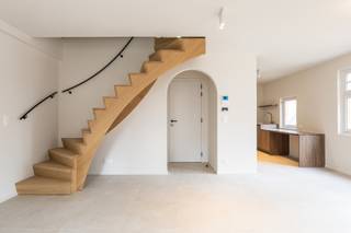 <p><strong>De Panne: Uitzonderlijk duplex-appartement te koop! Unieke locatie, unieke residentie, prachtige afwerking!</strong><br /> </p>

<p>Dit duplex-appartement bevindt zich in de hoogwaardig afgewerkte residentie COCO, een uniek project van BAUHAUS Project. Residentie Coco is de perfecte match tussen het respecteren van de authenticiteit van het gebouw en alle comfort van een modern appartement dat luxueus tot in de laatste puntjes werd afgewerkt! Perfect voor wie op zoek is naar een pied-à-terre of een investering in hartje De Panne!<br /> </p>

<p><strong>Indeling:</strong><br />Inkomhal, lichtrijke woonkamer omringd door ramen, volledig ingerichte keuken met toegang tot een extra bergruimte die tevens als bureauruimte gebruikt kan worden, en apart toilet. De prachtig afgewerkte trap geeft toegang tot de bovenste verdieping, waar zich 2 volwaardige slaapkamers bevinden, elk met eigen private badkamer met inloopdouche, alsook een 2de apart toilet.</p>

<p>Het appartement wordt verder aangeboden met een private kelder op het gelijkvloers.<br /> </p>

<p><strong>Troeven:</strong></p>

<ul><li>Historisch pand dat van A tot Z werd vernieuwd!</li><li>Kleinschalige residentie met lift</li><li>Luxueuze afwerking</li><li>Heel centrale ligging, op enkele stappen van de zee!</li><li>Huisgevoel in een appartement!</li></ul>

<p>Interesse? Contacteer ons vandaag nog voor meer informatie of een bezoek.</p>