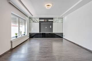 <p><span>Deze ruime woning bevindt zich in het centrum van Mere, op een zuidoostgericht perceel van 3a02ca. De ligging is ideaal: op wandelafstand van winkels, openbaar vervoer en scholen, en op slechts drie minuten rijden van de oprit E40.</span></p><p><span>In 2013 en 2019 werd de woning grotendeels gerenoveerd en in 2025 nog eens opgefrist. Ze bestaat uit twee afzonderlijke woongedeelten, waardoor ze ook perfect kan dienen als kangoeroewoning. Het eerste deel omvat een inkomhal, een grote leefruimte, een aparte keuken met plaats voor een ontbijttafel, vier slaapkamers, een douchekamer met toilet en een badkamer met ligbad, badkamermeubel en toilet. Op de eerste verdieping is er nog een vijfde slaapkamer en op de zolderverdieping bevindt zich een derde badkamer met ligbad en toilet. Verder beschikt dit gedeelte over een droge kelder met waterverzachter en aansluiting voor wasmachine. De zuidoostgerichte tuin met tuinberging vormt een aangename buitenruimte. Een zijdeur biedt vanuit de tuin toegang tot een naastgelegen voetweg, handig voor fietsen en vuilbakken.</span></p><p><span>Het tweede woongedeelte bevindt zich momenteel in ruwbouwfase en heeft een eigen toegangsdeur en hal op het gelijkvloers. Op de eerste verdieping is ruimte voorzien voor een leefruimte, keuken en badkamer, terwijl de zolderkamer plaats biedt voor een extra slaapkamer.</span></p><p><span>Deze woning combineert een centrale ligging met veel ruimte en mogelijkheden, en biedt het voordeel dat het tweede gedeelte volledig naar eigen smaak kan worden afgewerkt.</span></p><p><span> </span></p><p><span>Voor meer informatie of een bezoek, contacteert u Timothy van Immo Zone op het nummer 0474/ 41. 28. 40.<br /> </span></p>