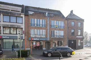 Dit onderhouden en lichtrijk appartement bevindt zich in een kleinschalig gebouw, in het centrum van Ingelmunster met handelszaken, scholen en openbaar vervoer. Het appartement is beschikbaar vanaf 01 mei en bestaat uit inkom met toegang tot de ruime en lichtrijke leefruimte, ingerichte open keuken voorzien van koelkast met diepvriesvak, elektrische kookplaat, oven, 2 slaapkamers waarvan één met toegang tot achterliggend terras met bergruimte, badkamer met ligbad - wastafel en toilet, voorzien van aansluiting voor wasmachine. Lift aanwezig in het gebouw! Verwarming: elektrische accumulatie. EPC label C. Beschikbaar vanaf 01/05/2026.<br />Ruime en gratis parkeermogelijkheden nabij het appartement! + 60 €/maand gemeenschappelijke lasten. REF.: 9423