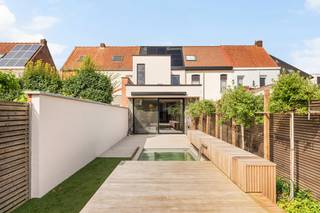 <p>High-quality, ideally located new-build home, stylishly finished in the centre of Waregem! <em>(subject to registration duties)</em></p>
<p><strong>Layout:</strong> entrance hall with cloakroom and separate toilet, bright living area opening onto the garden, open fully equipped kitchen (Dovy) with island, cold room, stair hall and cellar.<br />On the first floor you’ll find the landing, 2 full-sized bedrooms (one fitted out as a dressing room) and the bathroom.<br />The second floor offers 2 additional rooms and a storage area.</p>
<p>Fully landscaped, sun-oriented garden, swimming pool with sliding terrace and waterfall, plus a garden shed.</p>
<p><strong>HIGHLIGHTS:</strong></p>
<ul>
<li>
<p>Energy efficient: heat pump heating with cooling, solar panels</p>
</li>
<li>
<p>High-performance glazing with aluminium joinery</p>
</li>
<li>
<p>Luxurious, high-end finishes: bespoke designer cabinetry and lighting, sun screening with integrated lighting and Bluetooth speakers, full-height interior doors and windows, etc.</p>
</li>
<li>
<p>PRIME location in the heart of Waregem</p>
</li>
</ul>
<p>More info or a visit? Contact charlotte@immobeguin.be</p>