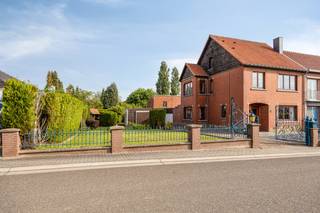 Bent u op zoek naar een woning met potentieel op een rustige locatie? Dan is deze halfopen bebouwing in Millen zeker een bezoek waard...