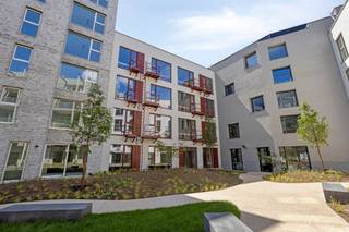 <p><span>GEMEUBILEERDE STUDENTENKAMER TE ANTWERPEN</span></p><p><span> </span></p><p><span>Residentie John Martin is gelegen in de Tulpstraat/Klamperstraat te 2060 Antwerpen. De naam van de residentie is een verwijzing naar de voormalige brouwerij. Een grote troef is de vlotte verbinding naar verschillende hogescholen en universiteiten. Leuk detail is de nabijheid van Park Spoor Noord. Een ware oase om te onstpannen, te sporten, te spelen of te genieten in de gezellige zomerbar. Verder bevinden wij ons op wandel- en fietsafstand van Het Eilandje, het bruisende stadscentrum en openbaar vervoer. </span></p><p><span> </span></p><p><span>De eigentijdse en volledig uitgeruste studentenkamers zijn verspreid over de gelijkvloerse, eerste, tweede en derde verdieping. De kamers zijn geschilderd, voorzien van lichtarmaturen, het nodige meubilair (bed inclusief lattenbodem, een kleerkast, een boekenkast en een bureau), je eigen sanitaire voorzieningen (een douche, een lavabo met spiegel en een toilet), ... Kortom enkel je persoonlijke spullen ontbreken om hier je tweede thuis te creëren. </span></p><p><span> </span></p><p><span>Naast een comfortabele studentenkamer zijn er ook verschillende gemeenschappelijke ruimtes zoals de volledig uitgeruste keukens, een ruime woonkamer en een fietsenstalling. </span></p><p><span> </span></p><p><span>Troeven op een rij: </span></p><ul><li><span>Aanwezigheid van een lift</span></li><li><span>Kleinschalige residentie met 28 koten</span></li><li><span>Eigen badkamer met douche, lavabo en toilet</span></li><li><span>Volledig gemeubeld (bed, bureau, kleerkast, boekenrek, verlichting)</span></li><li><span>Divers aanbod, kamers vanaf 500,00 euro/maand + 80,00 euro algemene onkosten/maand</span></li></ul><p><span> </span></p><p><span>Wenst u meer info of bent u nieuwsgierig om deze knappe studentenkamers te ontdekken? Aarzel niet en vraag snel een bezoek aan via <span>info@pillar.estate</span></span><span> of 033 695 695. </span></p><p><span> </span></p><p><span>Tot binnenkort! </span></p><p><span> </span></p>