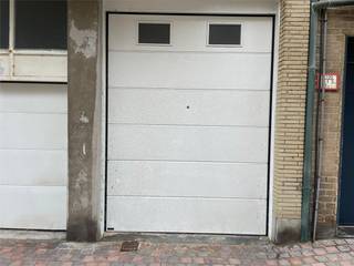 Ruime Garagebox met uitzondelijke hoogte !<br />De garagebox is gelegen in de rustige Residentie Flora. De garagebox bevindt zich aan de straatkant van de vergeet-mij-nietjeslaan. Dit is een zijstraat van de zeedijk van Mariakerke.<br />Automatische poort met afstand bediening !<br /><br />Afmetingen:<br />Breedte poort: 2,27 m<br />Breedte box: 2,60 m<br />Hoogte ingang: 2 m<br />Hoogte box: 3 m<br />Lengte: 5,80 m