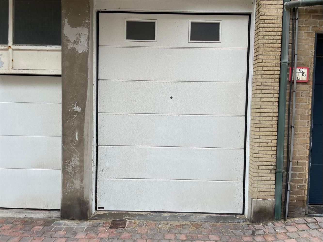 Ruime garagebox met uitzonderlijke hoogte en automatische poort ! - foto 1