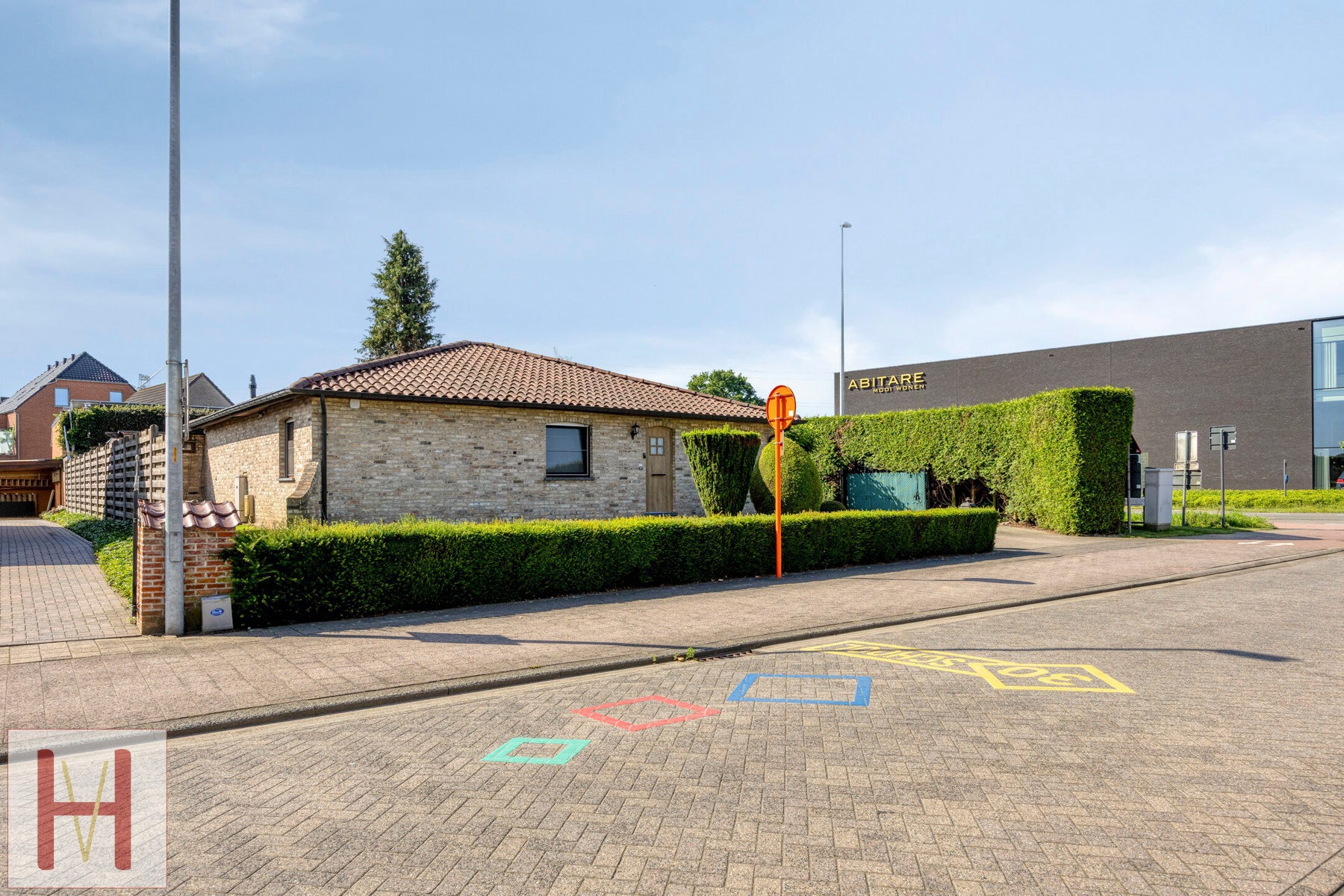 Woning op een hoekperceel met een magazijn van +/- 100m². - foto 1