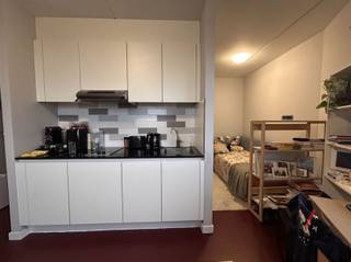 <p>Waterview: Zorgeloze Vastgoedinvestering!<br /><br />Ervaar de perfecte vastgoedinvestering zonder zorgen bij Waterview! Dit bijzondere project biedt jou de gelegenheid om in vastgoed te investeren zonder enig gedoe rond verhuur en beheer.<br /><br />Met KU Leuven die het volledige beheer op zich neemt, kun je met een gerust hart investeren in prachtige kamers en studio's, speciaal ontworpen voor studenten. Genesteld in een nieuwe residentiële omgeving aan de Vaartkom, bieden deze hoogwaardig afgewerkte kamers een eigen douche, wastafel, toilet, bed met matras, kleerkast, boekenrek, tafel, stoel en ladenblok. De aangeboden studio voegt extra comfort toe met een privé keuken, inclusief koelkast, vitro keramisch vuur, spoelbak en voldoende kastruimte.<br /><br />Grijp de kans om te investeren in een bruisende omgeving, dichtbij het station van Leuven en vooral in de nabijheid van de prachtige Abdij van het Park. Deze studentenkamer op de 10de verdieping van residentie Waterview biedt niet alleen een centrale ligging, maar ook recreatie, horeca, winkels en parken, met de betoverende Abdij als buur.<br /><br />Grote raampartijen zorgen voor veel lichtinval en een prachtig uitzicht over Leuven. Of je nu een studentenkamer zoekt voor jouw kinderen of een optimale investering, mis deze kans echt niet! De residentie wordt beheerd door KU Leuven, wat zorgt voor ontzorging en verzekering van vaste huurinkomsten. Benieuwd? Maak snel een afspraak met jouw vastgoedadviseur van Gilles Vastgoed via 0468/486 127.<br /> </p>