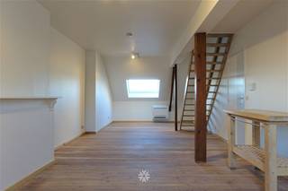 <p><span>GAND - Avenue K. Elisabeth : Vous recherchez un </span><span>appartement en duplex rénové à louer près de la gare de Gand ? </span><span>Alors ce bien pourrait vous intéresser.</span></p><p><span> </span></p><p><span>Ses principaux atouts en bref : </span></p><ul><li><span>Appartement rénové avec un PEP avantageux</span></li><li><span>Appartement idéal pour un premier achat</span></li><li><span>Situé à 100 m de la gare de Gand-Saint-Pierre</span></li><li><span>Accès facile au centre-ville en transports en commun ou à vélo</span></li></ul><p><span> </span></p><p><span>Agencement :</span></p><p><span>L'appartement se trouve au quatrième étage de l'immeuble, sans ascenseur. Il comprend : un hall d'entrée avec toilettes séparées, une salle de bains (douche, meuble-lavabo et raccordement pour lave-linge). Le salon-salle à manger ouvert donne accès à la cuisine équipée de placards (plaque de cuisson, hotte). À l'étage, vous trouverez la chambre avec dressing. </span></p><p><span> </span></p><p><span>Loyer : € 865 + € 55 de charges communes (eau comprise). Électricité à régler séparément. </span></p><p><span>Disponible à partir du 01/10/2026. Domicile obligatoire.</span></p><p><span> </span></p><p><span>Contactez notre agence AXel Lenaerts pour organiser une visite sur place via notre site web.</span></p>