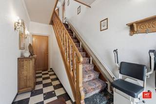 In het centrum van Langemark en op wandelafstand van alle voorzieningen treffen we deze ruime te renoveren woning. Met een <strong>bewoonbare oppervlakte van maar liefst 215 m² </strong>en vier volwaardige slaapkamers biedt deze eigendom heel wat mogelijkheden. Bovendien is er <strong>geen renovatieplicht van toepassing</strong>, waardoor je de woning volledig naar eigen wens en op eigen tempo kan renoveren.<br /><br /><strong>Indeling van het pand</strong>
<ul>
	<li>Gelijkvloerse verdieping: inkomhal (10 m²), ruime woon- en eetkamer (39 m²) en keuken (12 m²). Vanuit de keuken bereik je de kelder, de inpandige garage, berging, het toilet en de veranda (15 m²).</li>
	<li>Eerste verdieping: nachthal (12 m²), vier slaapkamers (18 m² - 15 m² - 12 m² - 11 m²) en badkamer (5 m²) uitgerust met een ligbad, toilet en enkele wastafel.</li>
	<li>Tweede verdieping: zolder, bereikbaar via een uitschuifbare trap.</li>
</ul>
<br /><strong>Kenmerken</strong>

<ul>
	<li>Inpandige garage (14 m²) met automatische sectionale poort</li>
	<li>Zuidwestgerichte tuin</li>
	<li>Geïsoleerde zoldervloer en muurisolatie</li>
</ul>
<br />Benieuwd naar de indeling? Bekijk zeker<strong> onderstaande video.</strong><br />Link: https://youtube.com/shorts/QXrvWeVROJY?feature=share<br /><br /><strong>Meer informatie of een vrijblijvend bezoek?</strong><br />Contacteer Eden van Minthus via 0470 43 78 21 of mail naar info@minthus.be.